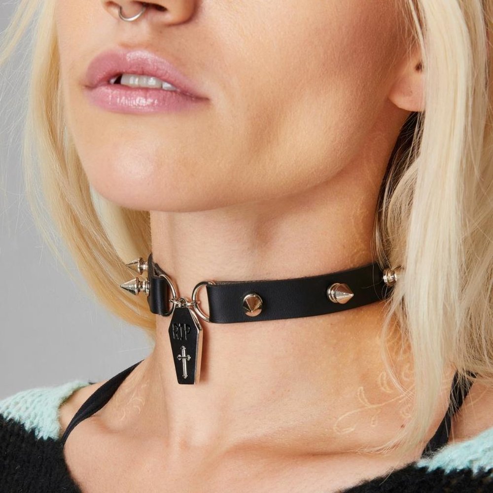 Anybody selling this choker? I need it asap please let me know